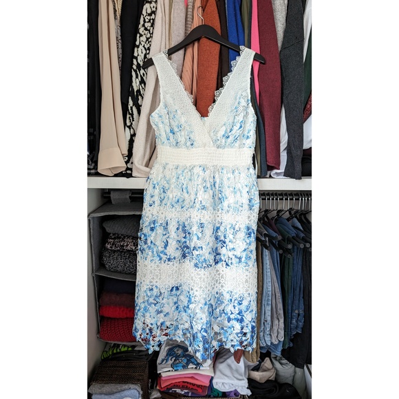Elie Tahari Dresses & Skirts - NWT Elie Tahari Floral Lace Applique Dress XS